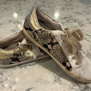 Steve Madden Snakeskin Print Sneakers with Gold and White Stars size 8.5